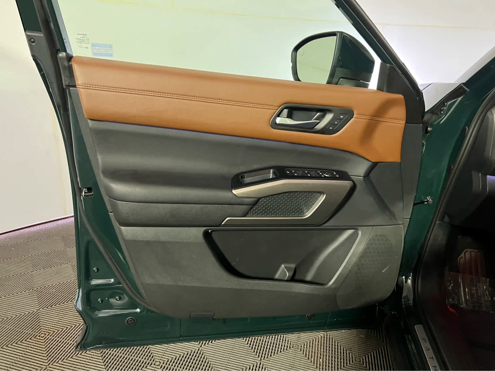 Certified 2024 Nissan Pathfinder Platinum w/ Cargo Package AWD/4WD image 23