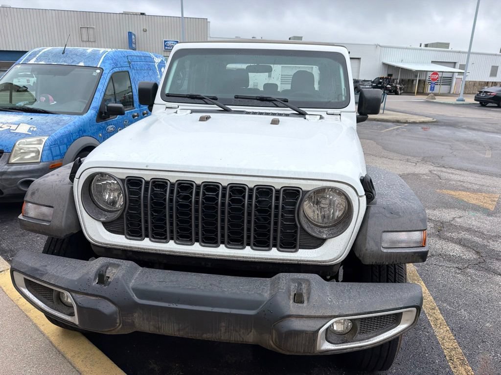 Used 2025 Jeep Gladiator Sport AWD/4WD image 4