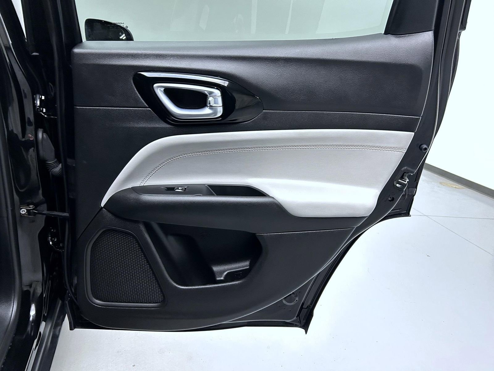 Used 2024 Jeep Compass Limited image 17