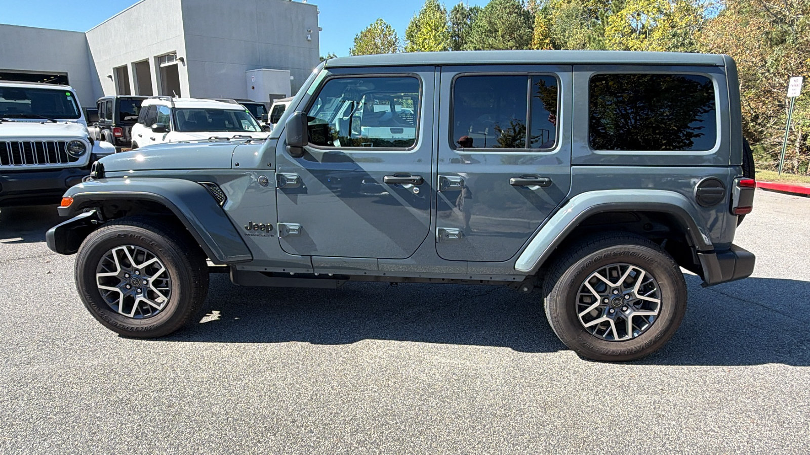 Used 2026 Jeep Wrangler Unlimited Sahara AWD/4WD image 11