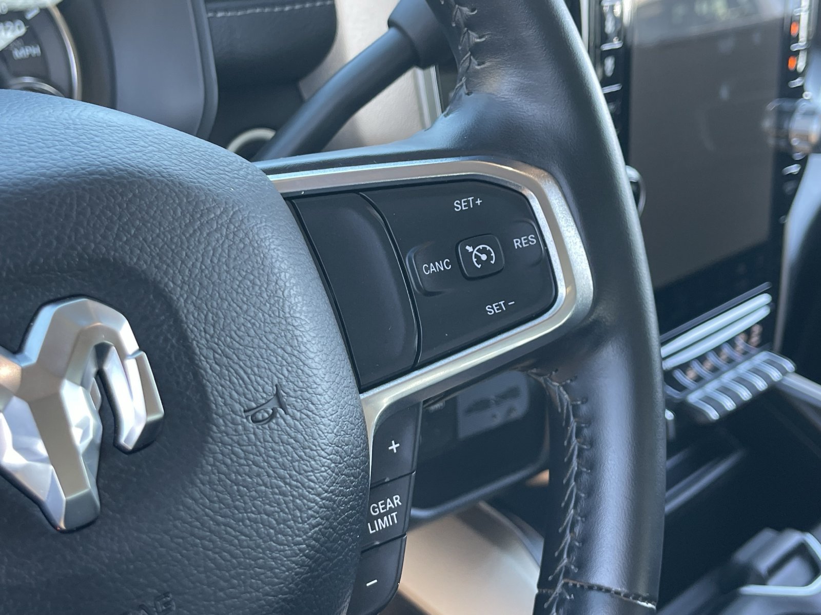Used 2024 RAM 3500 Laramie AWD/4WD image 31