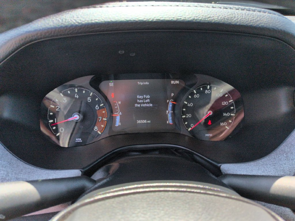 Used 2025 Jeep Compass Latitude w/ Sun & Sound Group AWD/4WD image 16