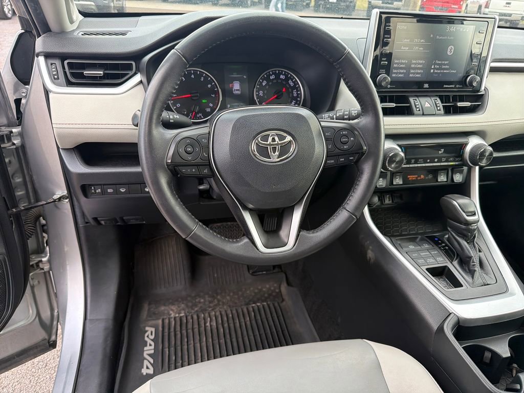 Used 2020 Toyota RAV4 XLE Premium image 13