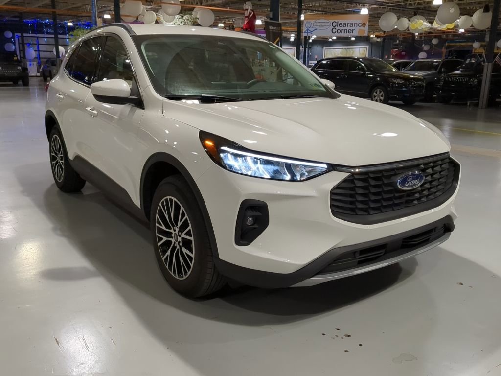 Used 2025 Ford Escape SE image 4