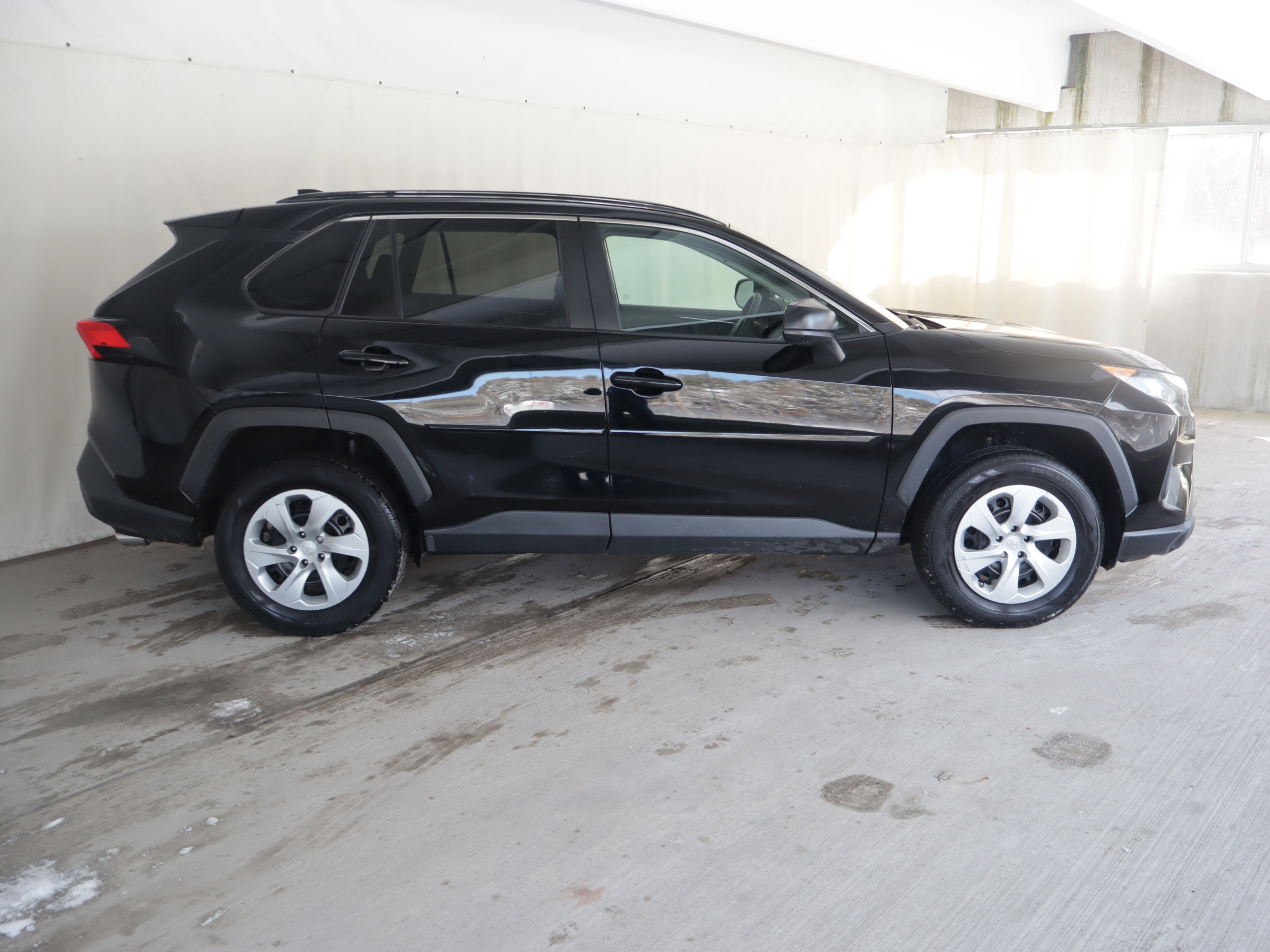 Used 2021 Toyota RAV4 LE image 4