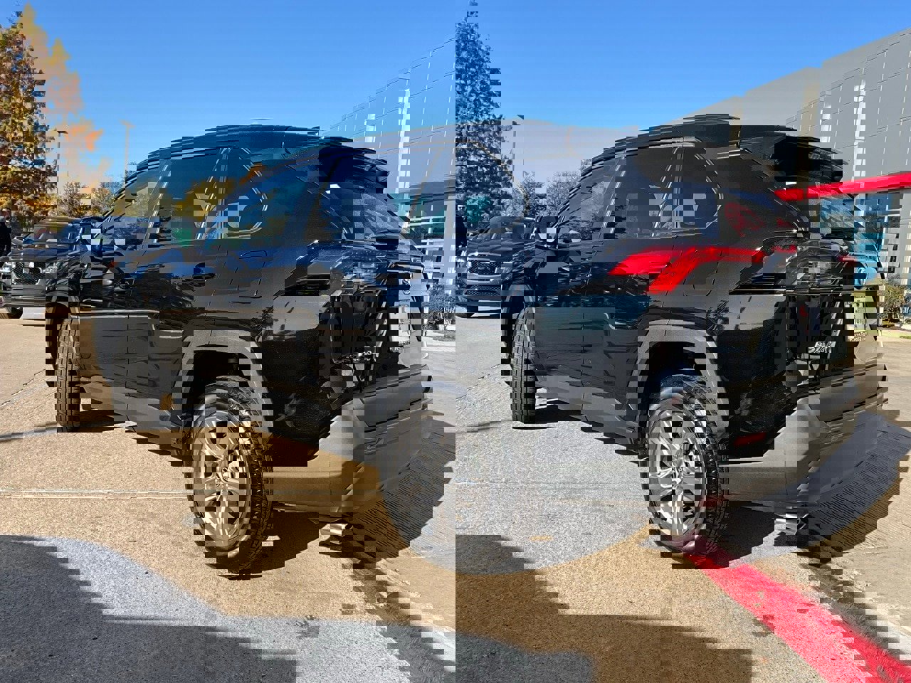 Used 2025 Toyota RAV4 XLE image 8