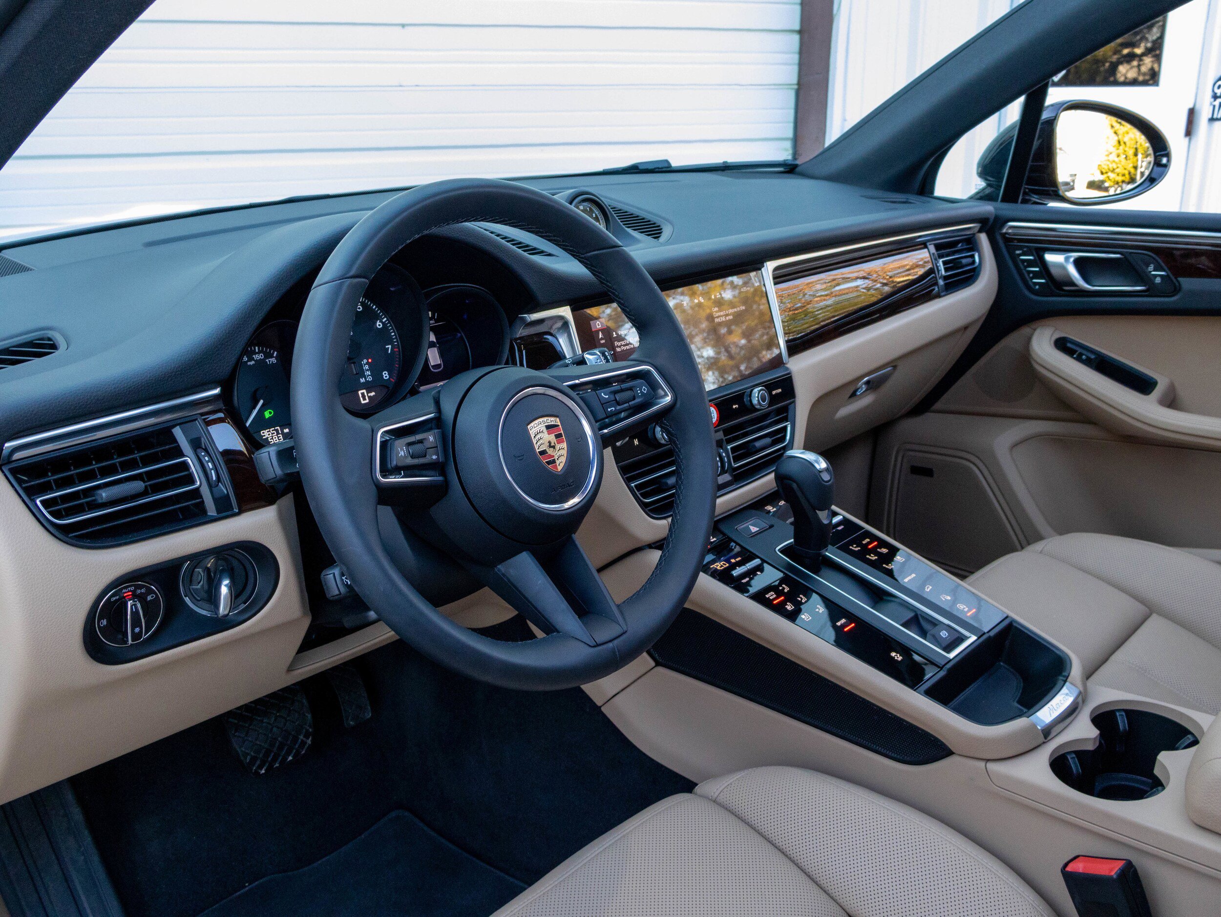 Certified 2025 Porsche Macan AWD/4WD image 4