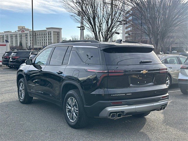 Used 2025 Chevrolet Traverse LT w/ Enhanced Driving Package image 4