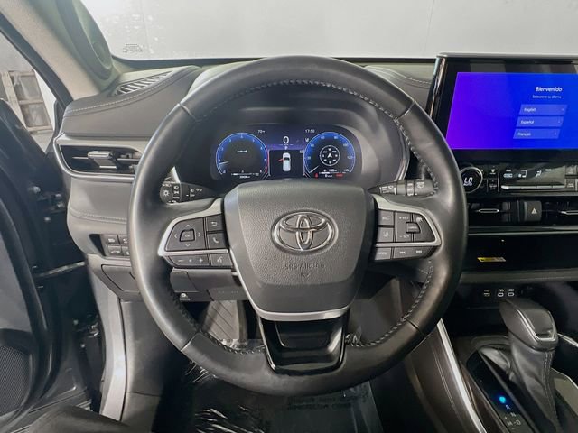 Used 2023 Toyota Highlander Platinum image 16