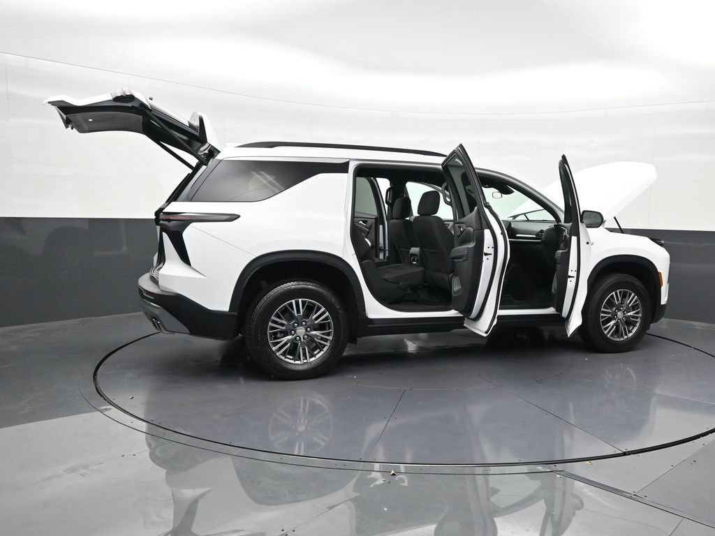 Used 2025 Chevrolet Traverse LT FWD image 33
