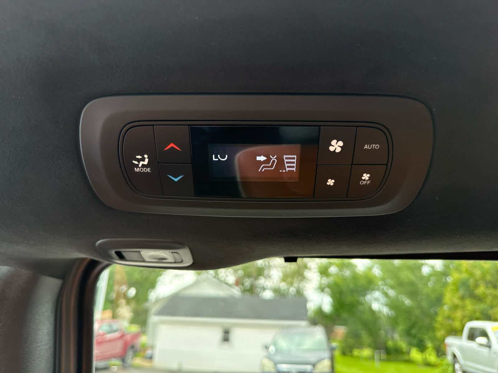 Used 2025 Chrysler Pacifica Pinnacle w/ Trailer Tow Group AWD/4WD image 18
