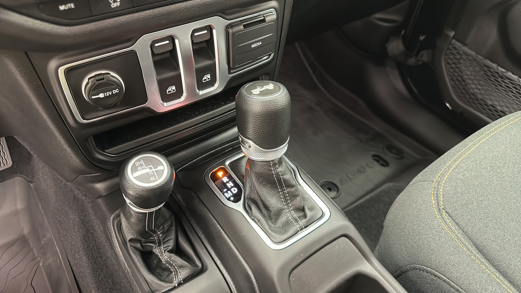 Used 2025 Jeep Wrangler Sport AWD/4WD image 17