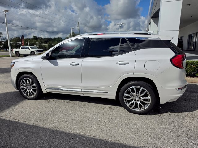 Used 2024 GMC Terrain Denali w/ Denali Premium Package AWD/4WD image 2