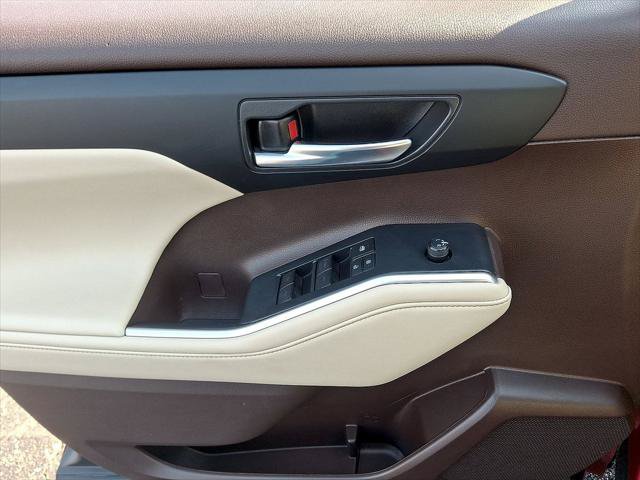 Used 2022 Toyota Highlander XLE AWD/4WD image 10