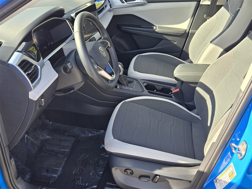 Certified 2025 Volkswagen Taos SE w/ Panoramic Sunroof Package image 10