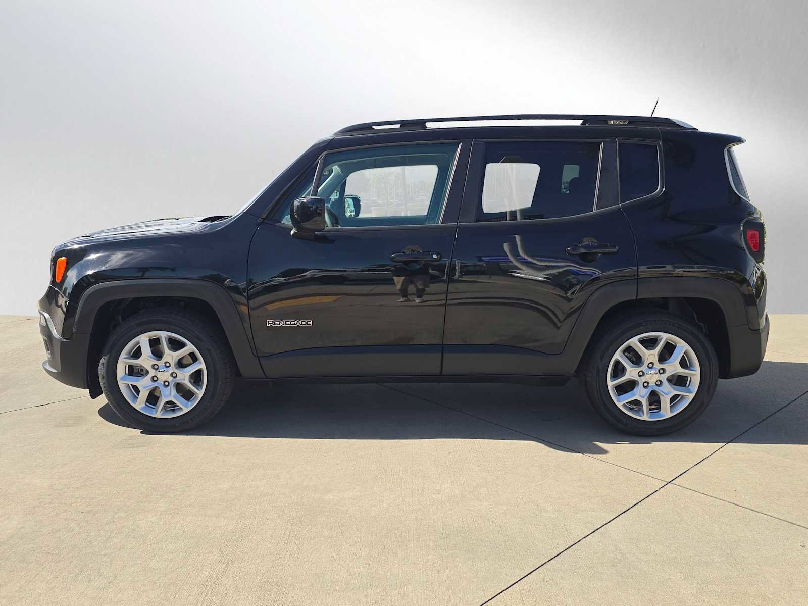 Used 2018 Jeep Renegade Latitude w/ UConnect 8.4 Nav Group image 6