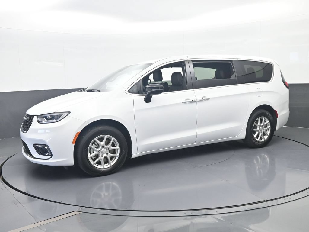 Used 2025 Chrysler Pacifica Select FWD image 2