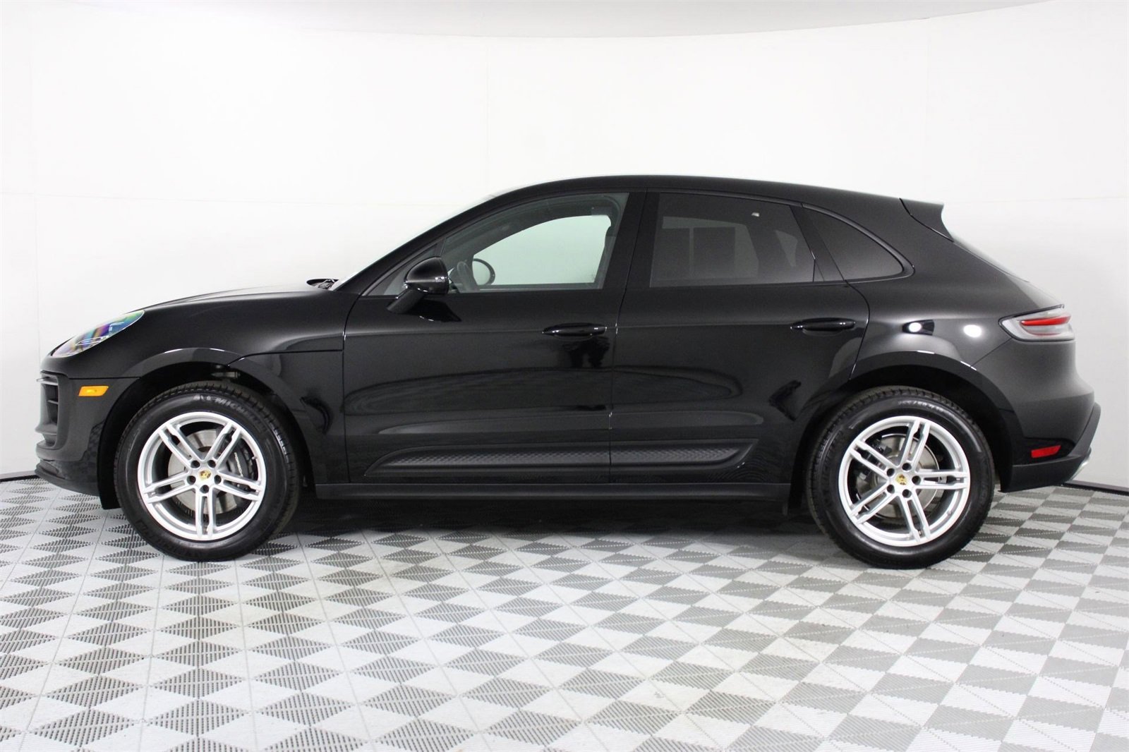Used 2025 Porsche Macan image 2
