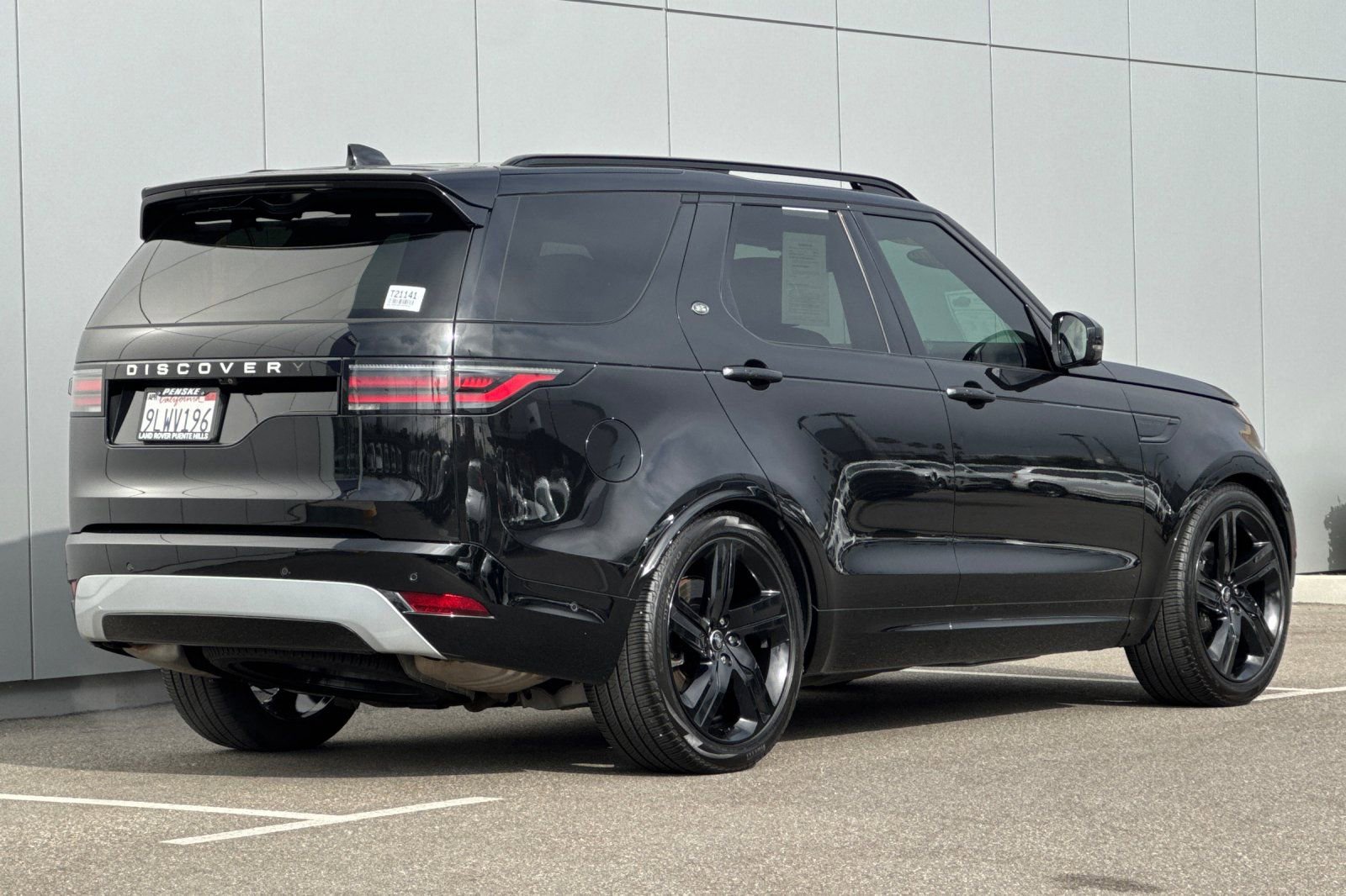 Certified 2024 Land Rover Discovery Metropolitan Edition image 5