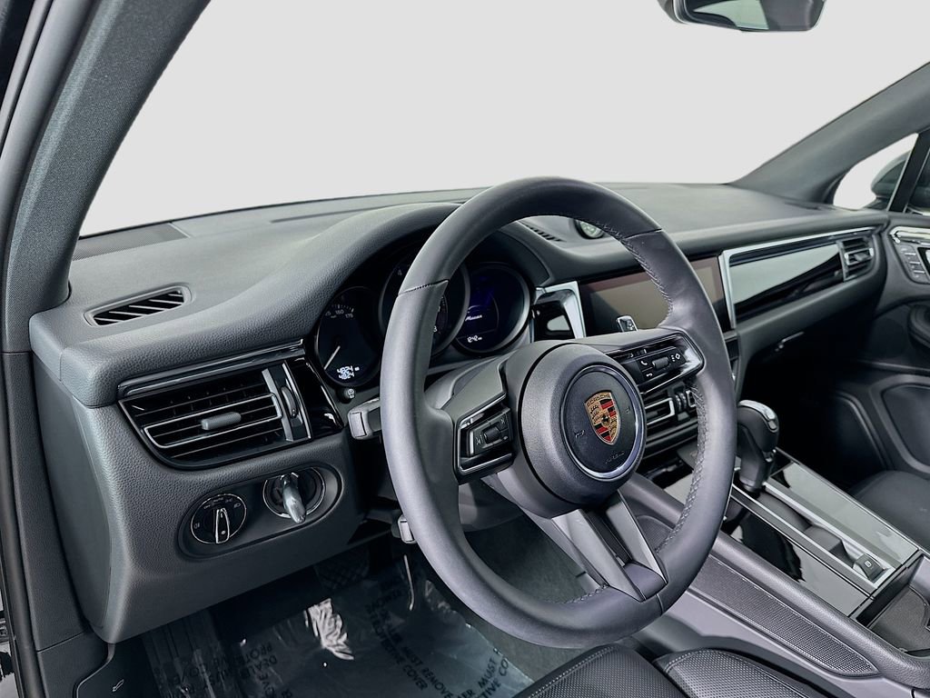 Used 2025 Porsche Macan image 4