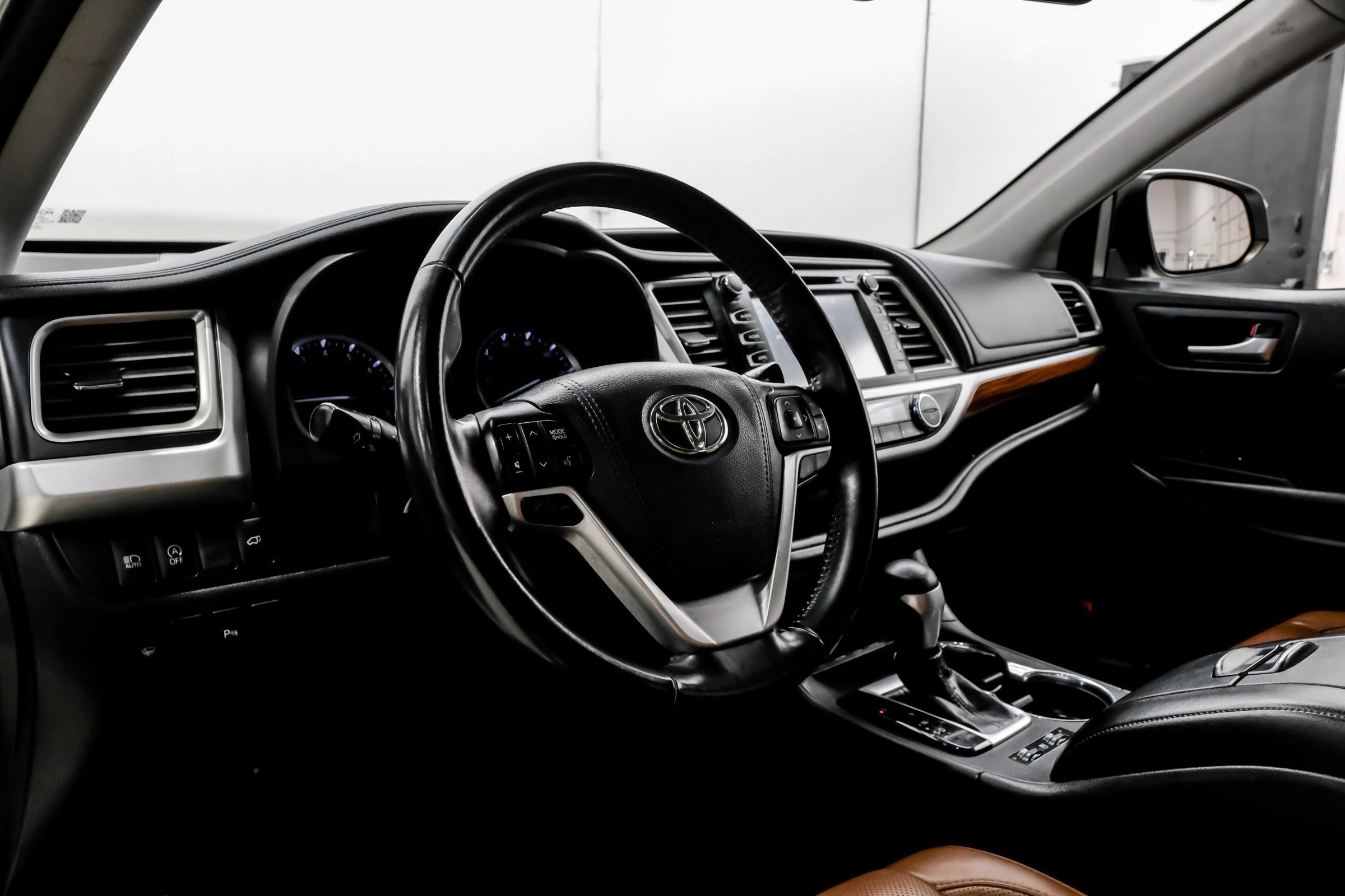 Used 2018 Toyota Highlander Limited FWD image 23