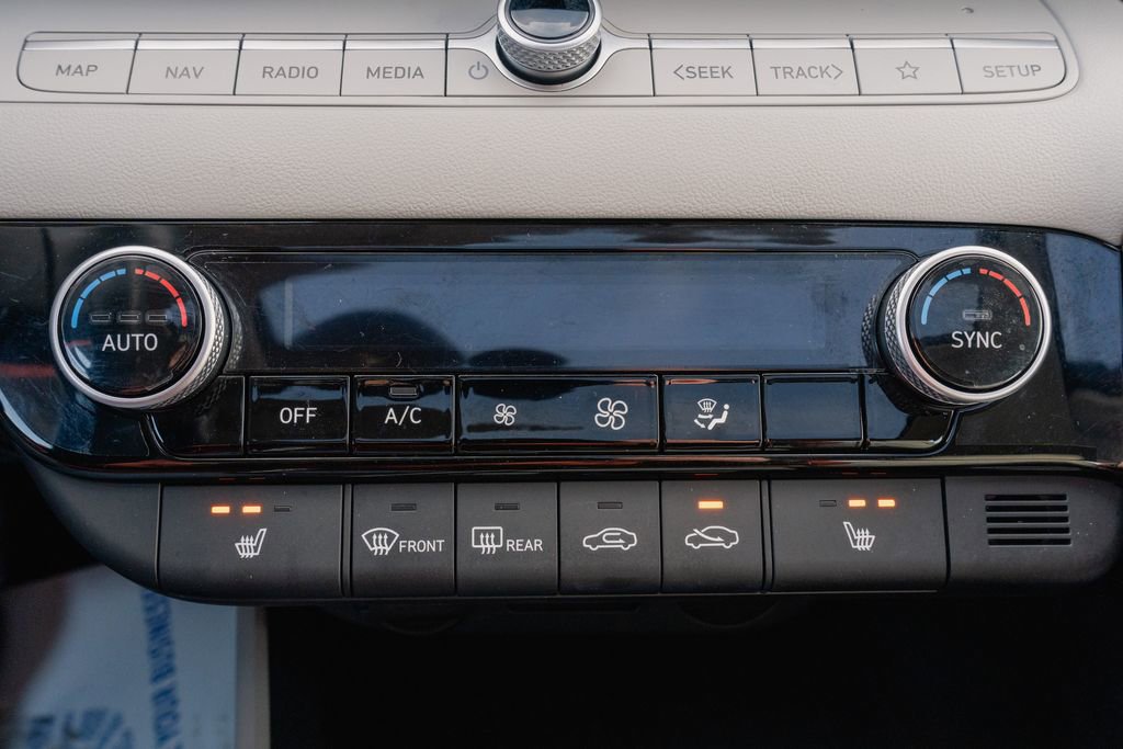 Certified 2025 Hyundai Elantra Limited image 30