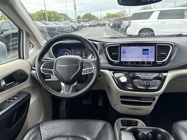 Used 2021 Chrysler Pacifica Touring-L AWD/4WD image 19