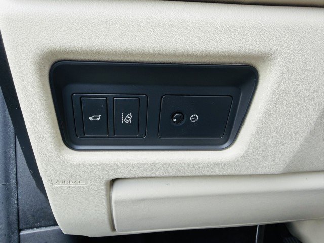 Used 2018 Land Rover Discovery Sport HSE Luxury image 17