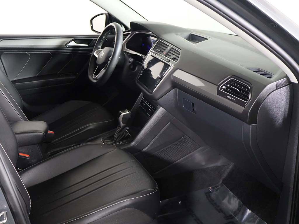 Used 2024 Volkswagen Tiguan SE w/ Panoramic Sunroof Package FWD image 27