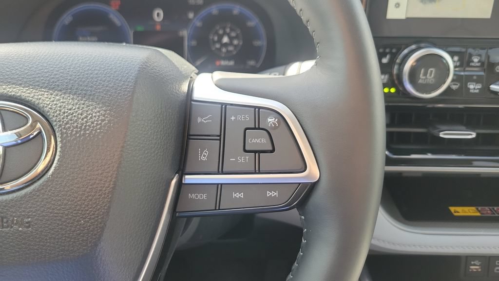 Used 2026 Toyota Highlander Limited AWD/4WD image 21