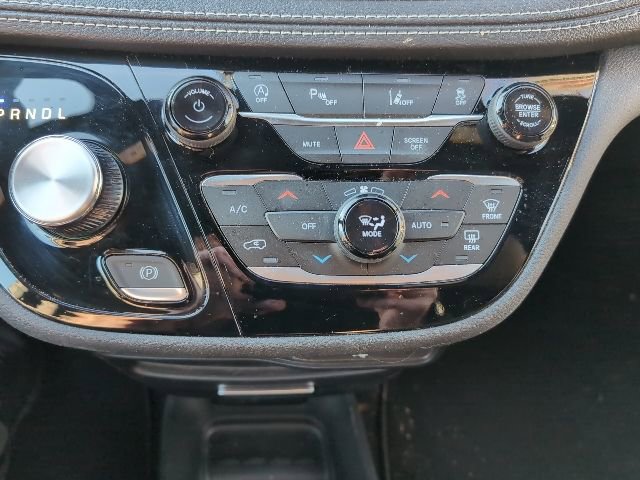 Used 2026 Chrysler Pacifica Select image 17