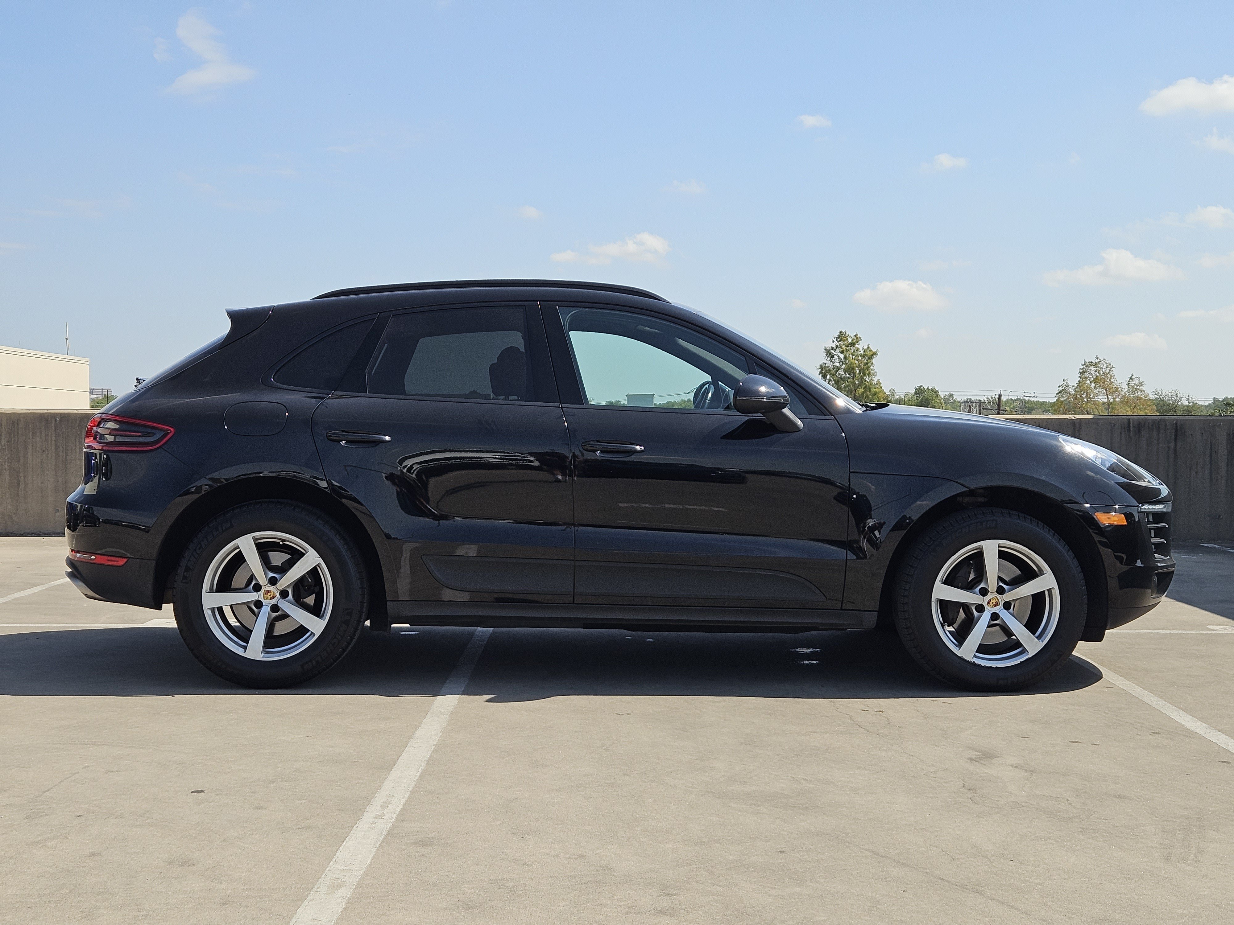 Certified 2017 Porsche Macan AWD/4WD image 9