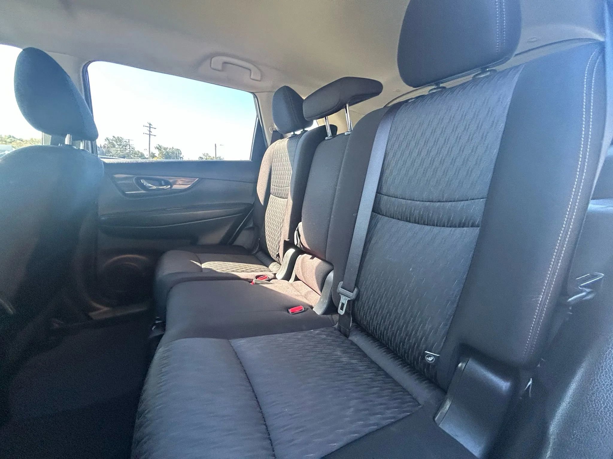 Used 2018 Nissan Rogue SV image 16