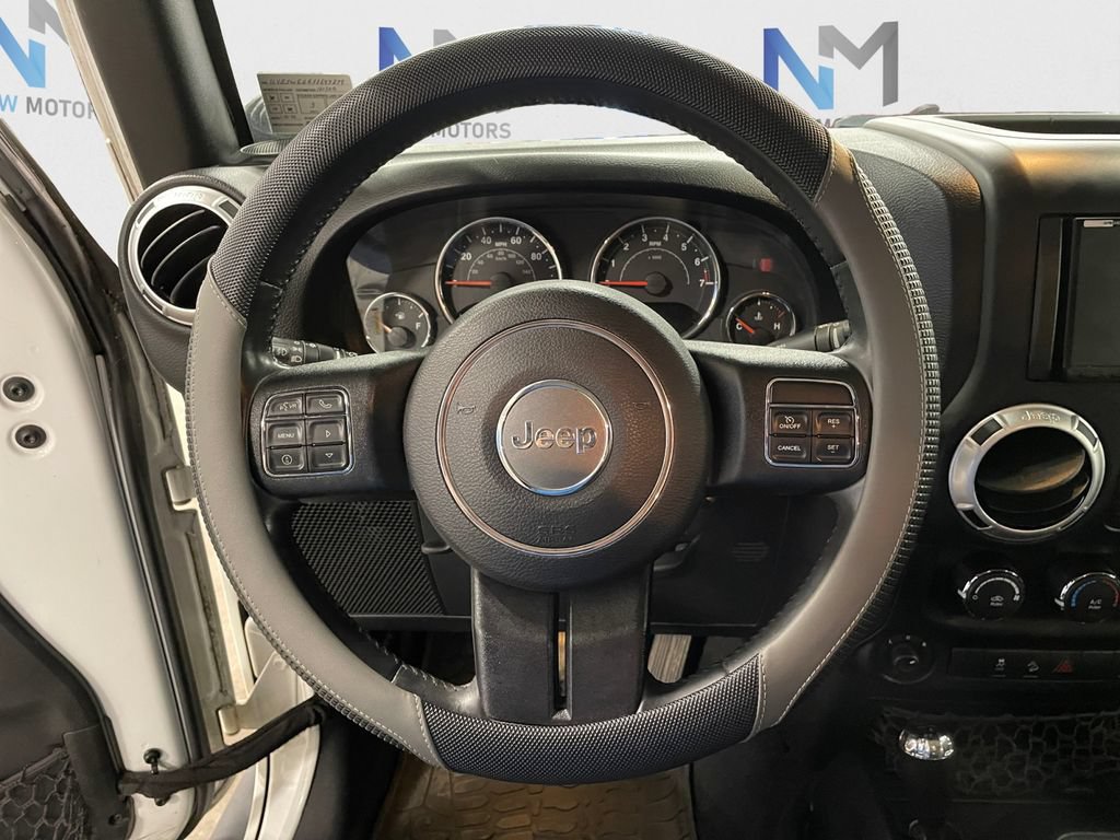 Used 2015 Jeep Wrangler Unlimited Sahara w/ Connectivity Group AWD/4WD image 12