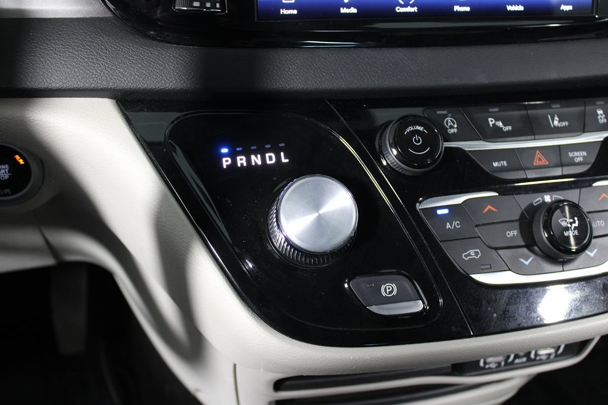 Used 2024 Chrysler Pacifica Touring-L FWD image 18
