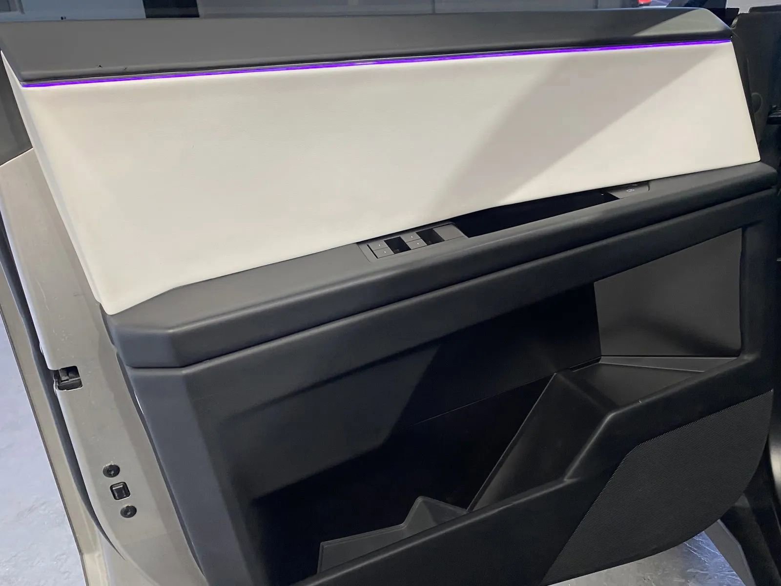 Used 2024 Tesla Cybertruck AWD Crew Cab image 12