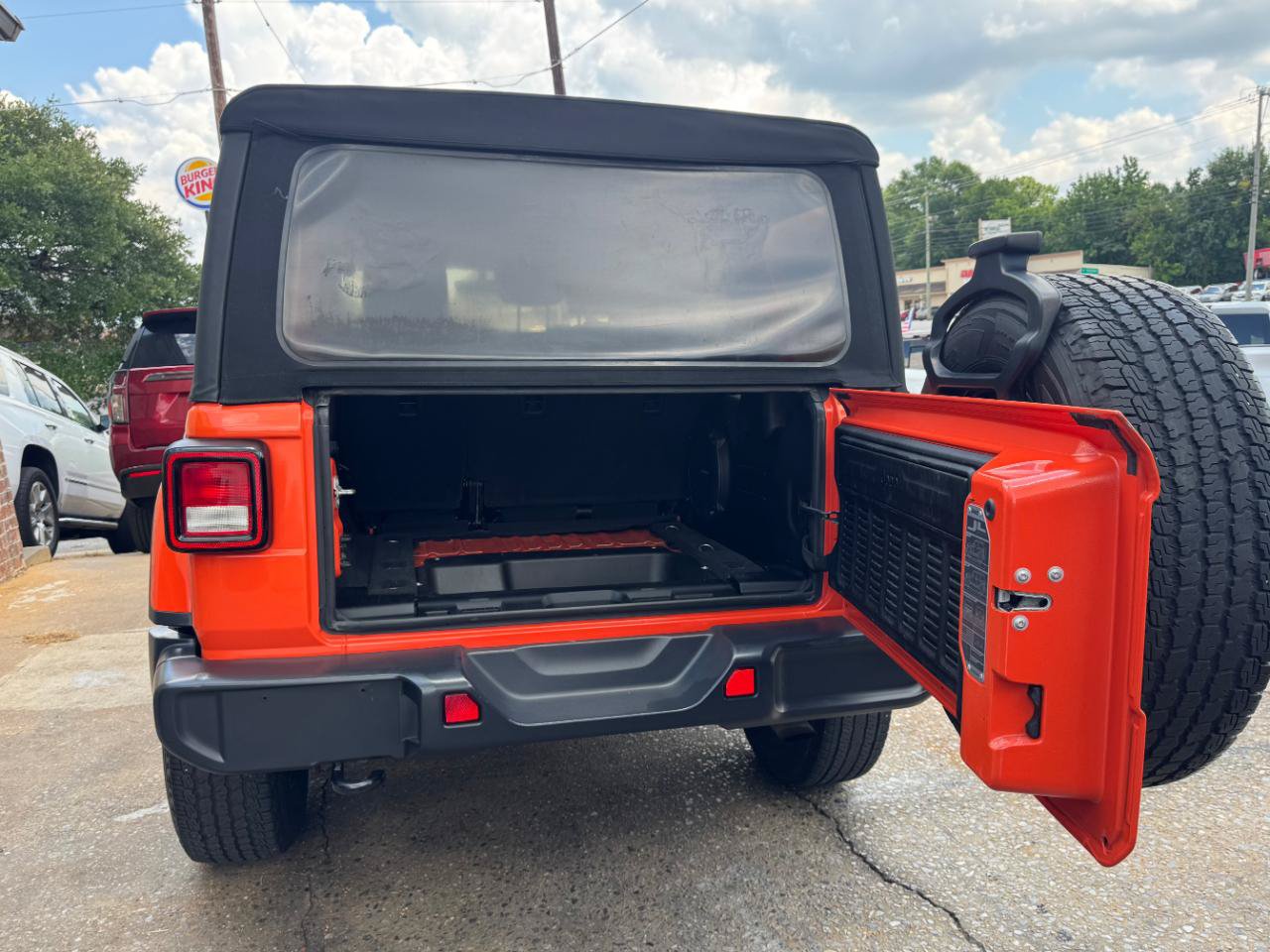 Used 2018 Jeep Wrangler Unlimited Sahara AWD/4WD image 11