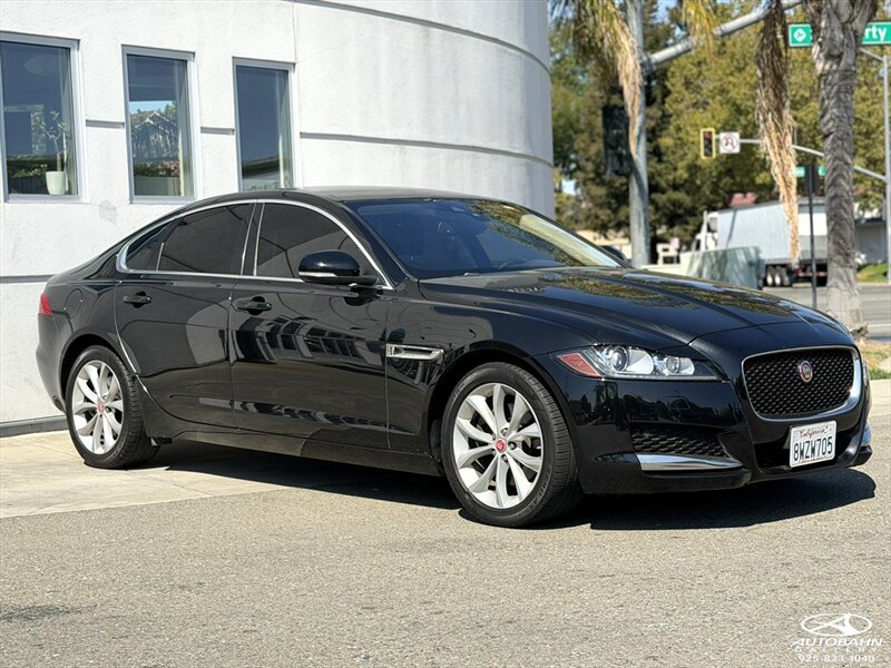 Used 2018 Jaguar XF Premium RWD image 3