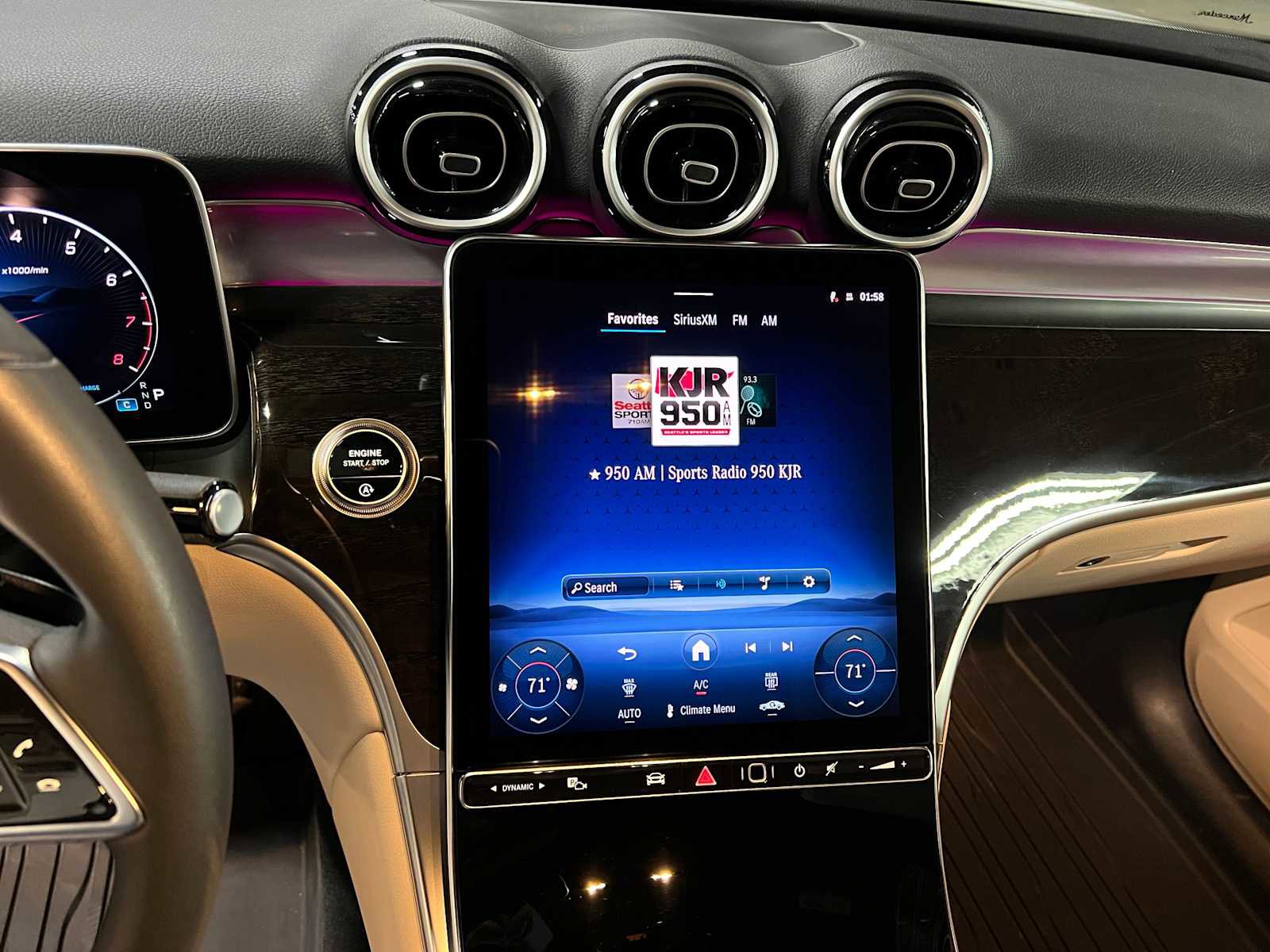 Used 2025 Mercedes-Benz GLC 300 4MATIC image 29