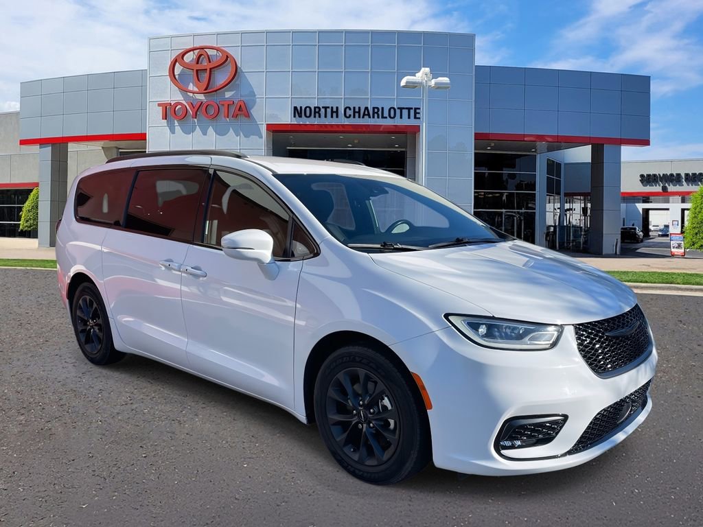 Used 2021 Chrysler Pacifica Touring-L w/ Uconnect Theater Family Group image 2