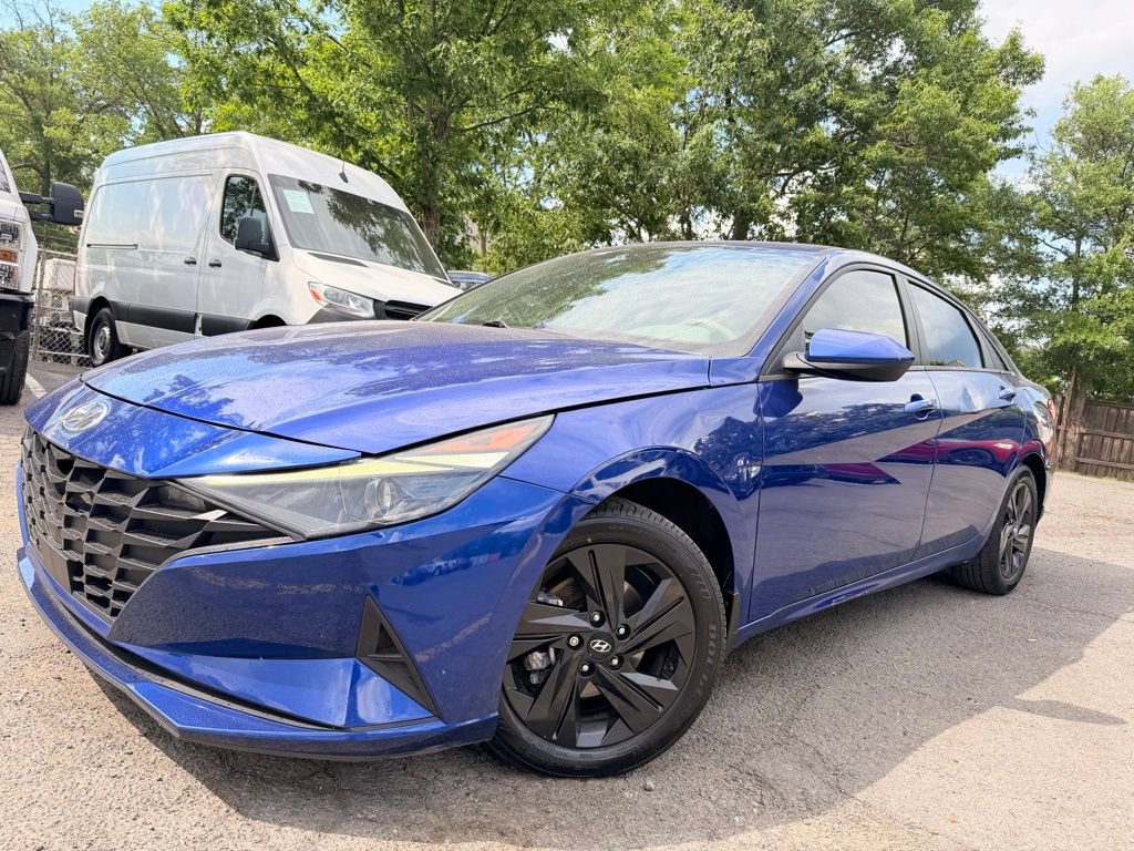 Used 2022 Hyundai Elantra SEL w/ Convenience Package FWD image 2