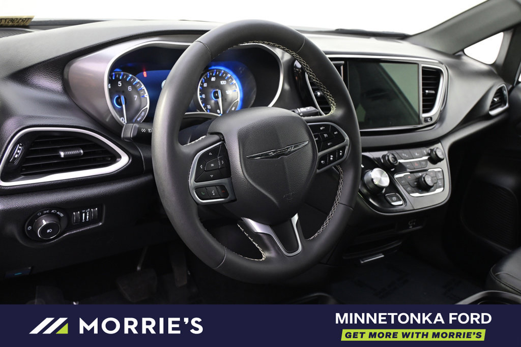 Used 2026 Chrysler Pacifica Select FWD image 12