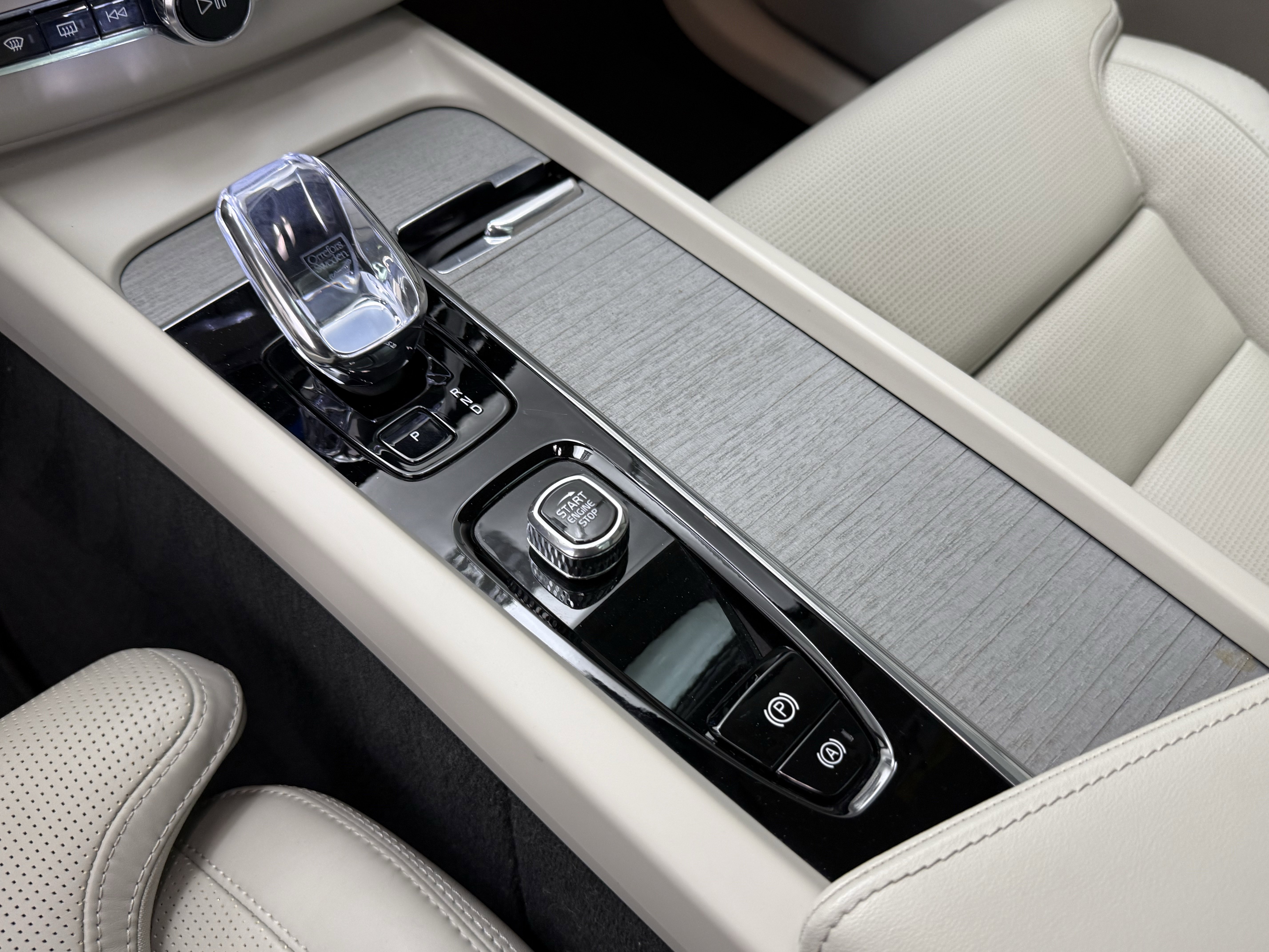 Used 2024 Volvo XC60 B5 Ultimate w/ Protection Package Premier image 21