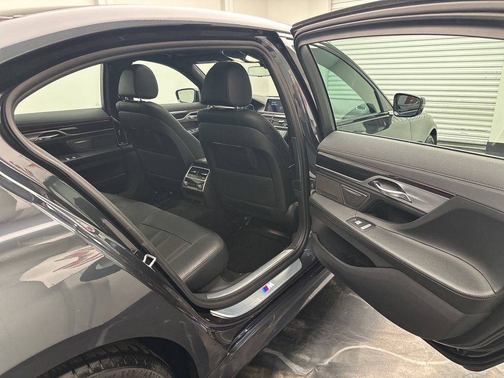 Used 2019 BMW 740i xDrive w/ M Sport Package image 7