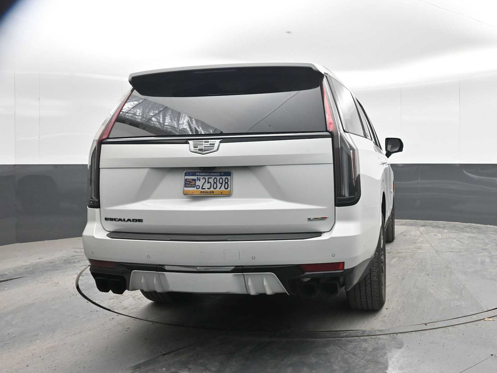 Used 2024 Cadillac Escalade V w/ LPO, ONYX Package AWD/4WD image 9