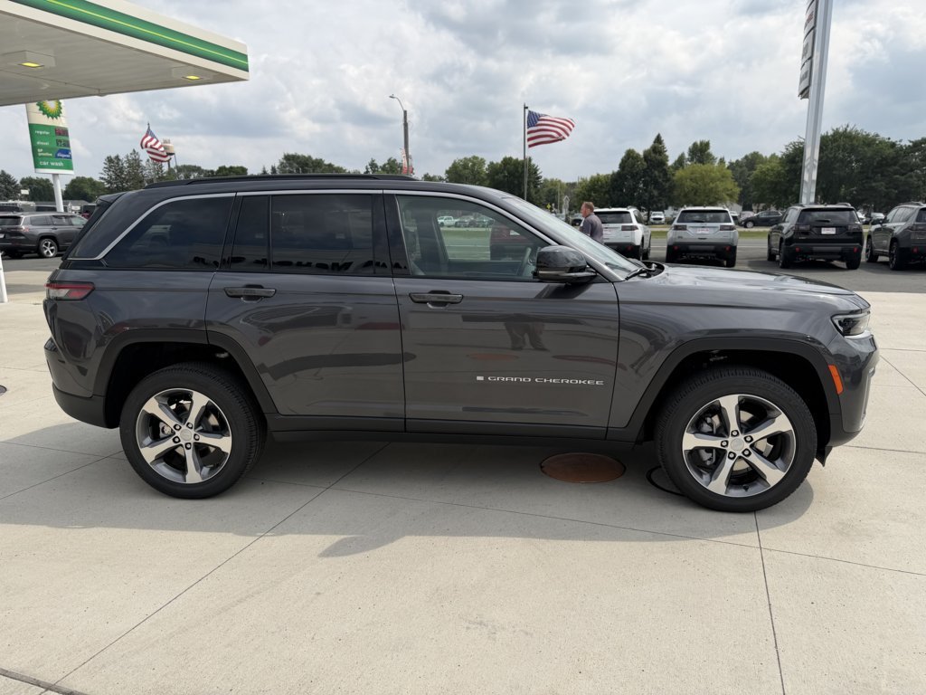 New 2026 Jeep Grand Cherokee Limited w/ Trailer Tow Package AWD/4WD image 9