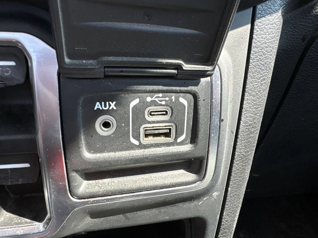 Used 2018 Jeep Wrangler Unlimited Sahara w/ Uconnect 4C Nav & Sound Group AWD/4WD image 27
