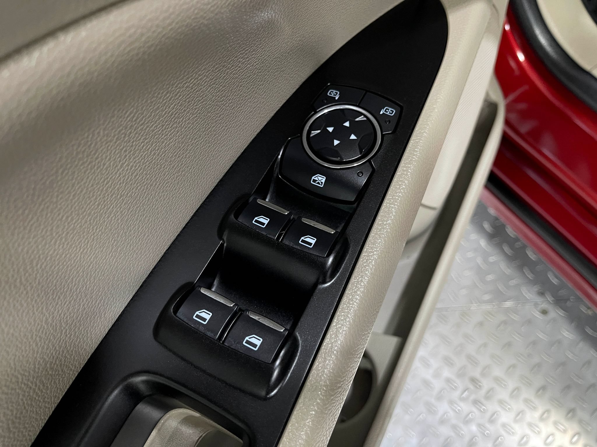 Used 2018 Ford Fusion SE w/ Fusion SE Technology Package FWD image 16