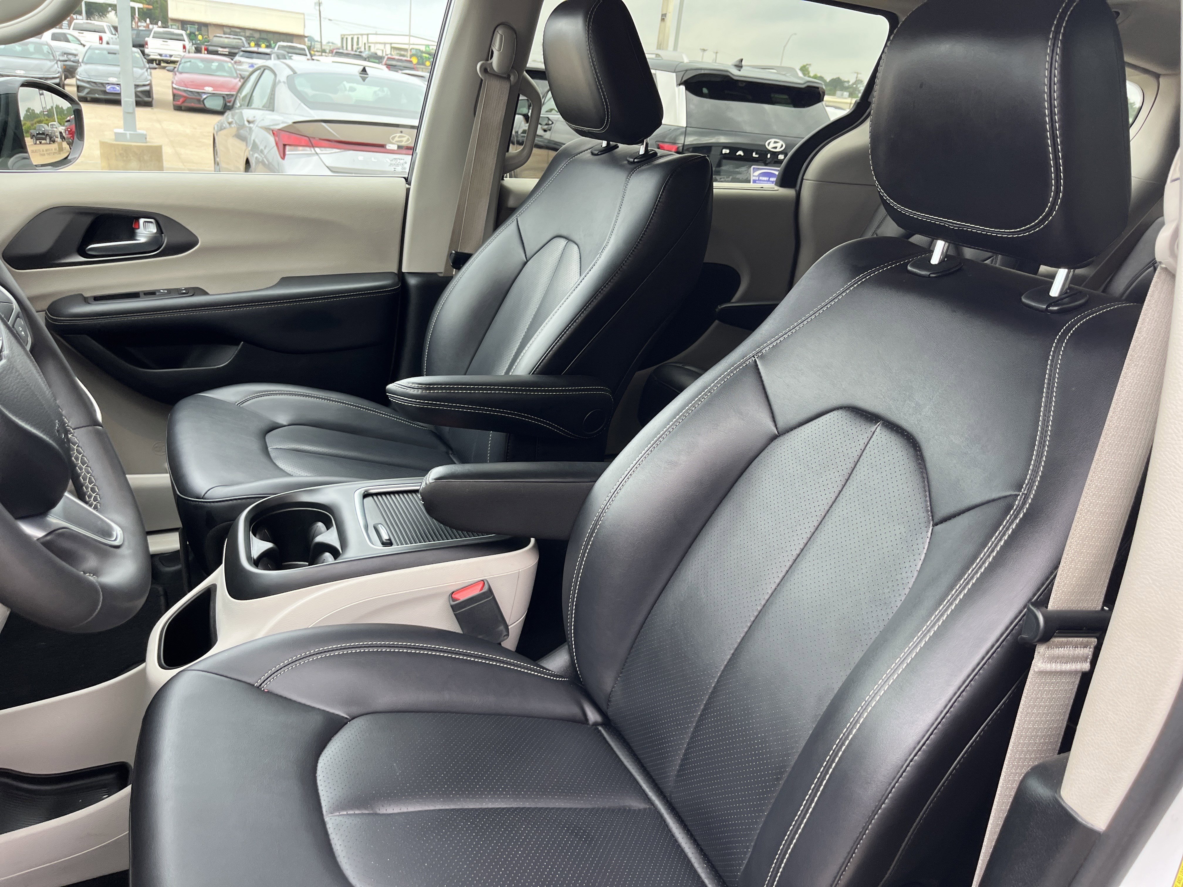 Used 2024 Chrysler Pacifica Touring-L FWD image 9