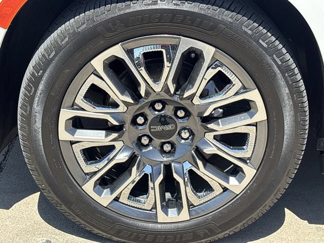 Used 2023 GMC Yukon Denali Ultimate AWD/4WD image 10